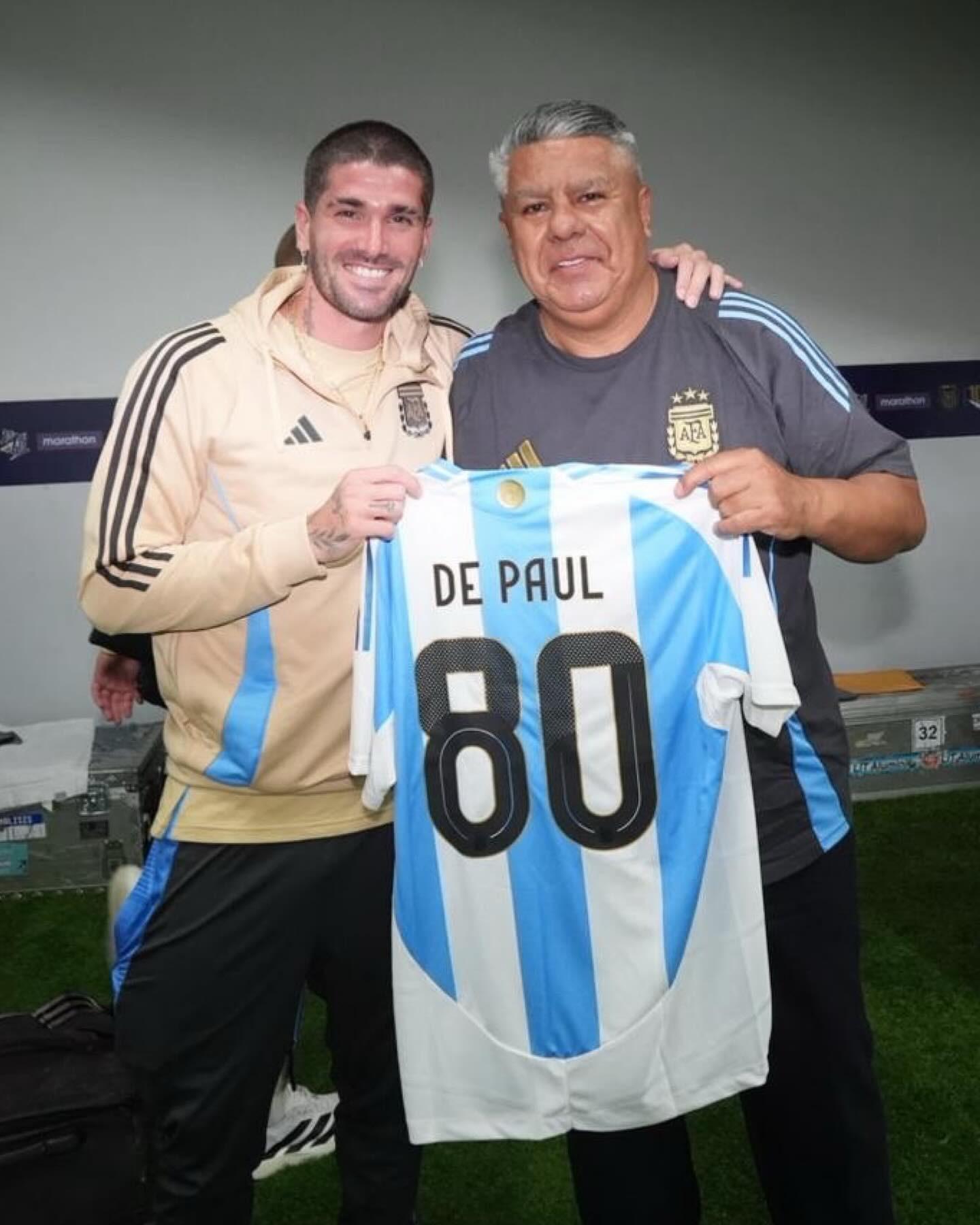 代表阿根廷队出场80次，德保罗获赠纪念球衣
